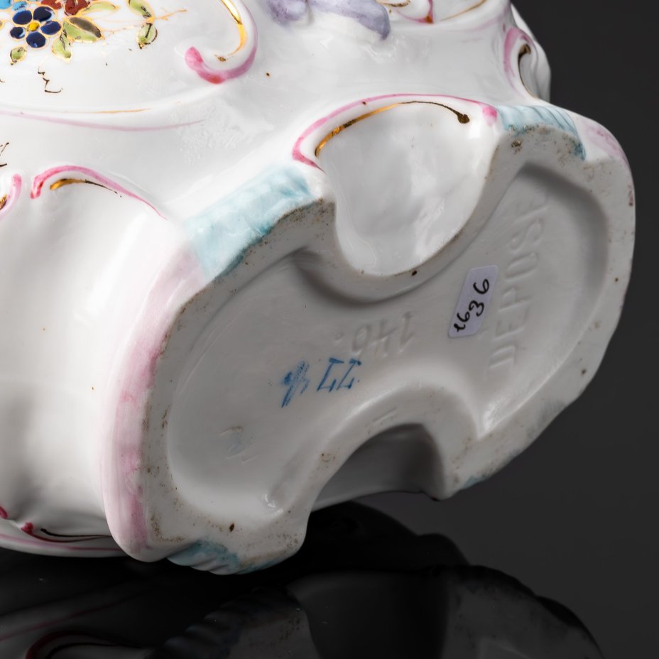 Кашпо с сидящим мальчиком