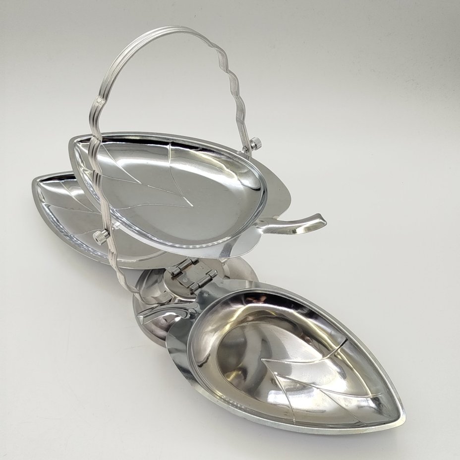 Менажница складная на три блюда, выполненная в виде листьев