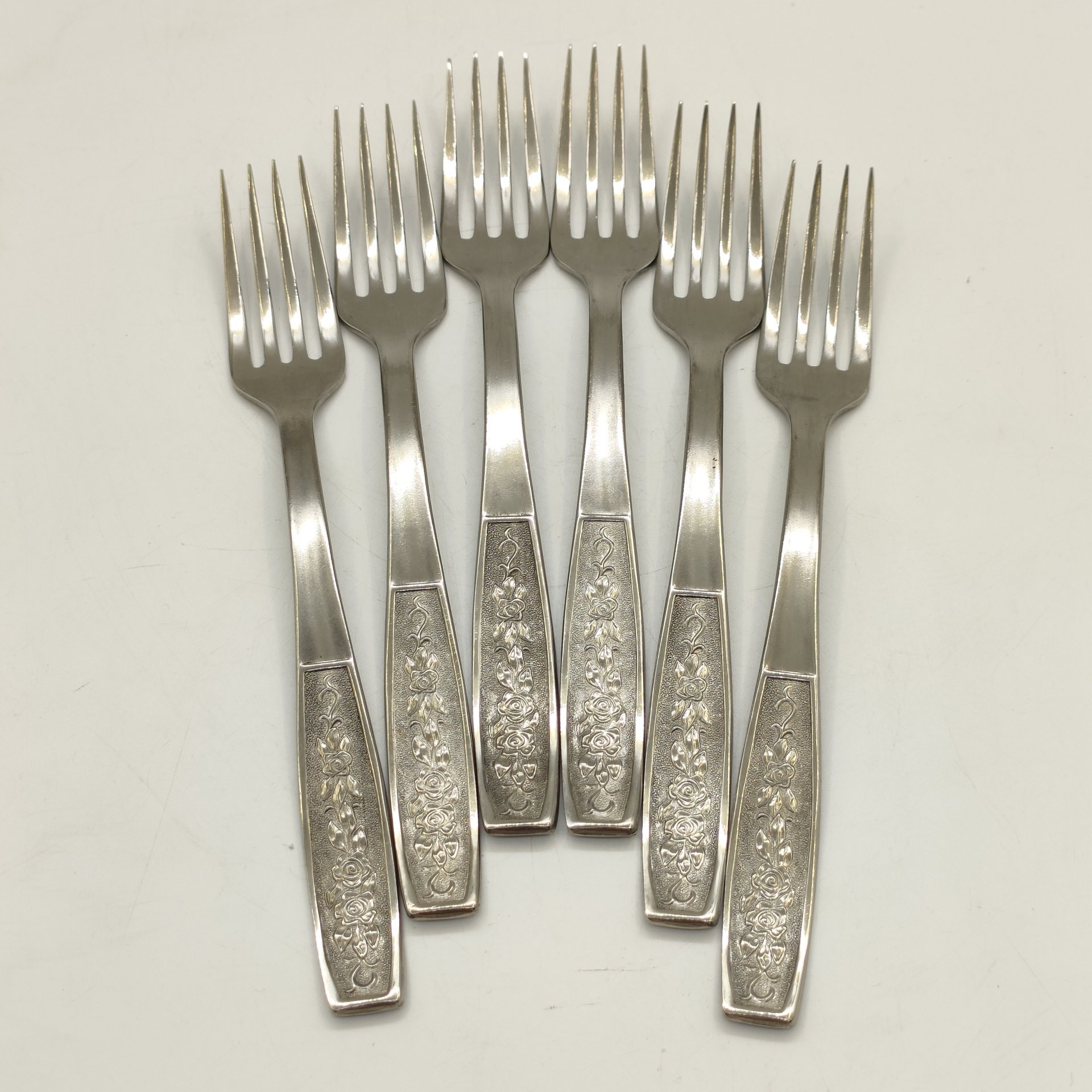 Набор из 6-ти столовых вилок с цветочным декором, Завод "Серп и молот", нержавеющая сталь, СССР, 1960-1980 гг.
