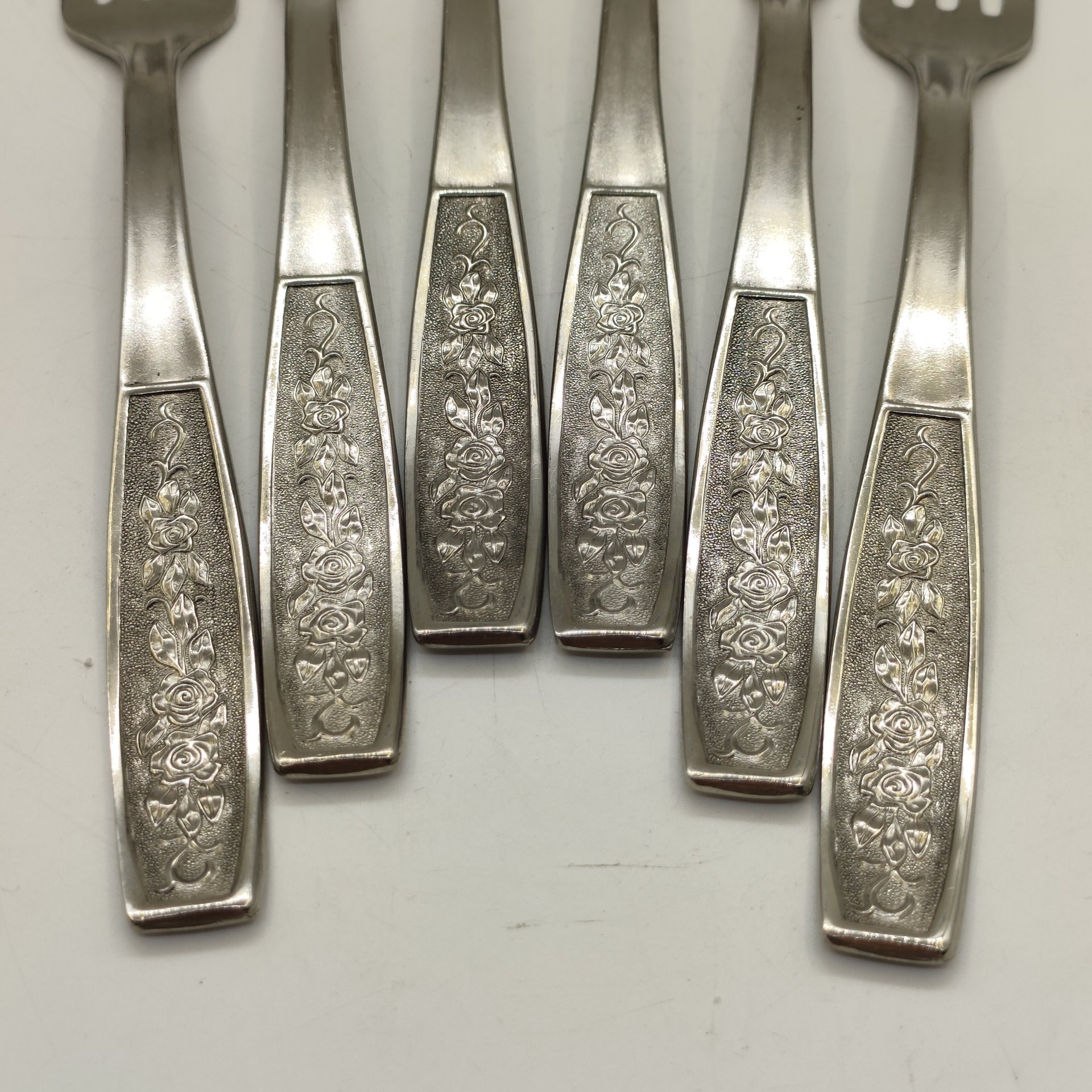 Набор из 6-ти столовых вилок с цветочным декором, Завод "Серп и молот", нержавеющая сталь, СССР, 1960-1980 гг.