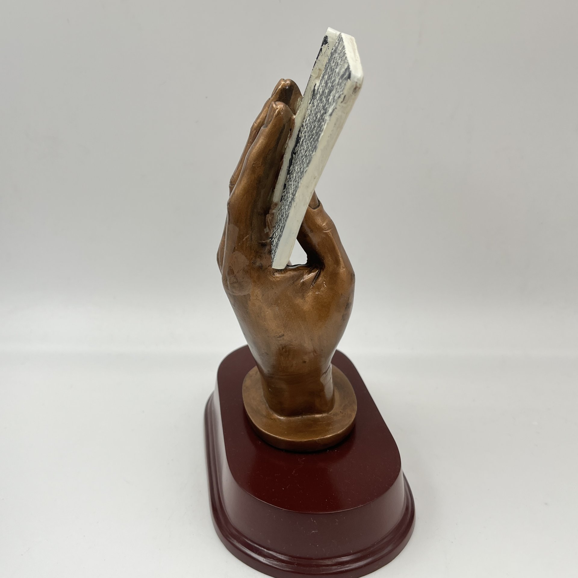 Статуэтка (скульптурная композиция) "Испытай удачу" (Рука игрока в карты), композитный материал, Европа, 1960-1970 гг.