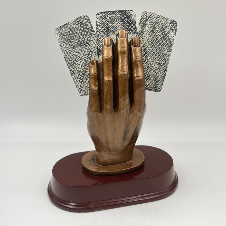 Статуэтка (скульптурная композиция) "Испытай удачу" (Рука игрока в карты)