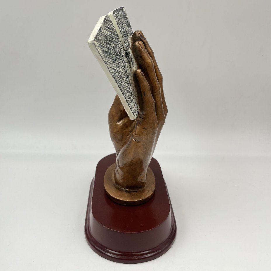 Статуэтка (скульптурная композиция) "Испытай удачу" (Рука игрока в карты)