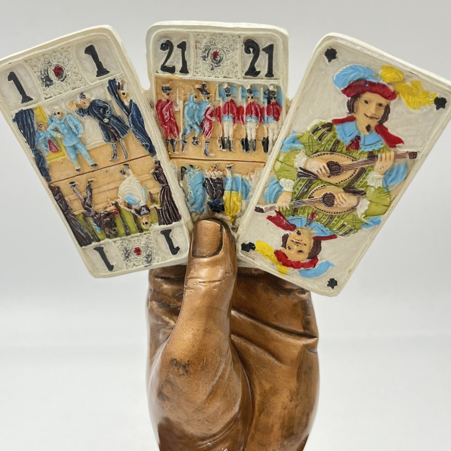 Статуэтка (скульптурная композиция) "Испытай удачу" (Рука игрока в карты)