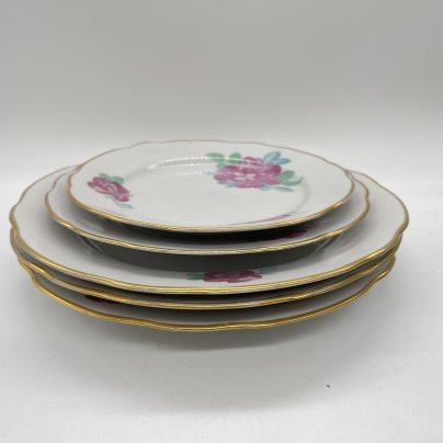 Набор из 3 обеденных и 2 десертных тарелок с цветочным декором, фарфор, деколь, золочение, Дулевский фарфоровый завод (Дулёво), СССР, 1970-1990 гг.