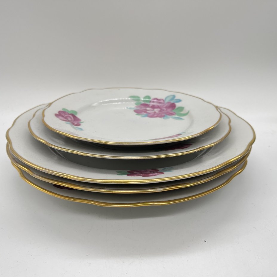Набор из 3 обеденных и 2 десертных тарелок с цветочным декором, фарфор, деколь, золочение, Дулевский фарфоровый завод (Дулёво), СССР, 1970-1990 гг.