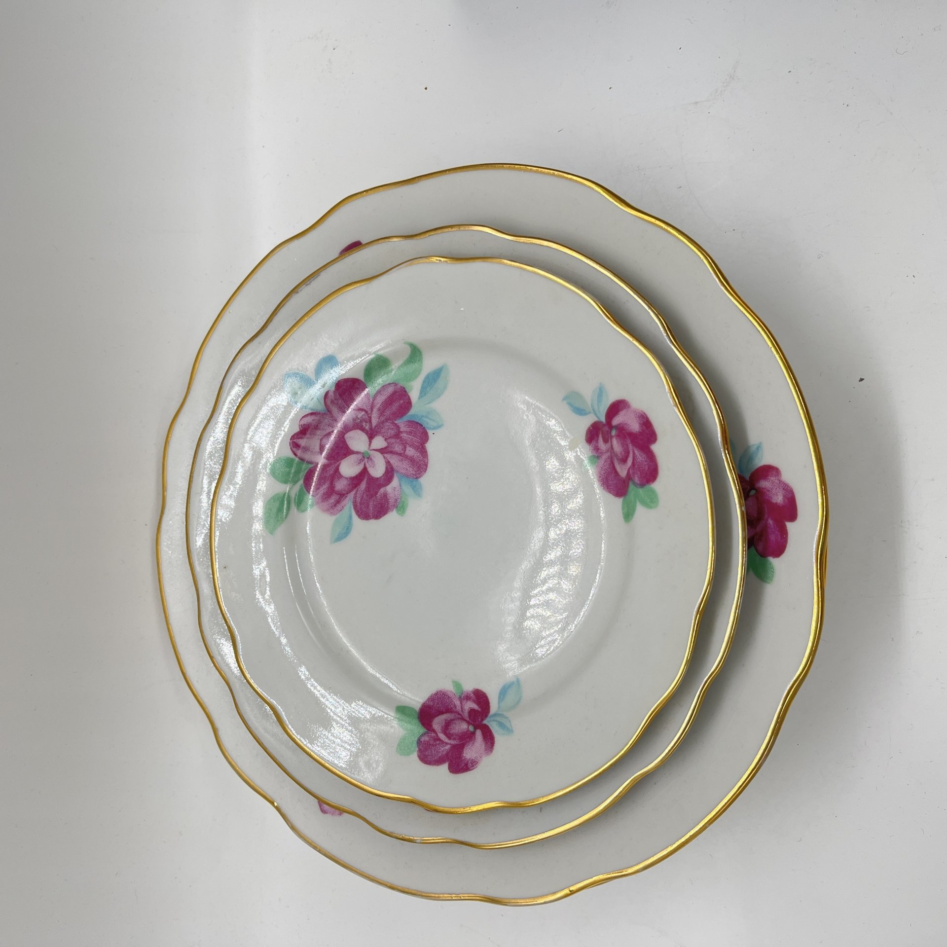Набор из 3 обеденных и 2 десертных тарелок с цветочным декором, фарфор, деколь, золочение, Дулевский фарфоровый завод (Дулёво), СССР, 1970-1990 гг.