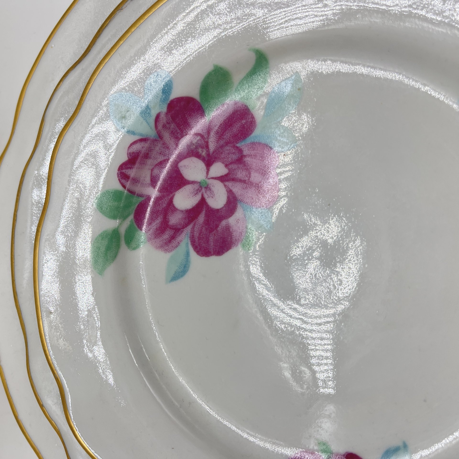 Набор из 3 обеденных и 2 десертных тарелок с цветочным декором, фарфор, деколь, золочение, Дулевский фарфоровый завод (Дулёво), СССР, 1970-1990 гг.