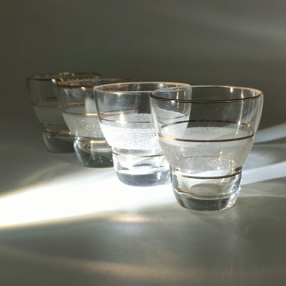 Набор рюмок на 4 персоны, декорированный фактурными элементами