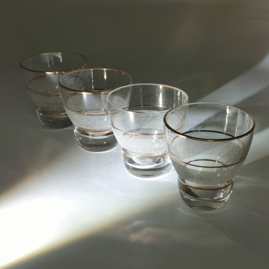 Набор рюмок на 4 персоны, декорированный фактурными элементами