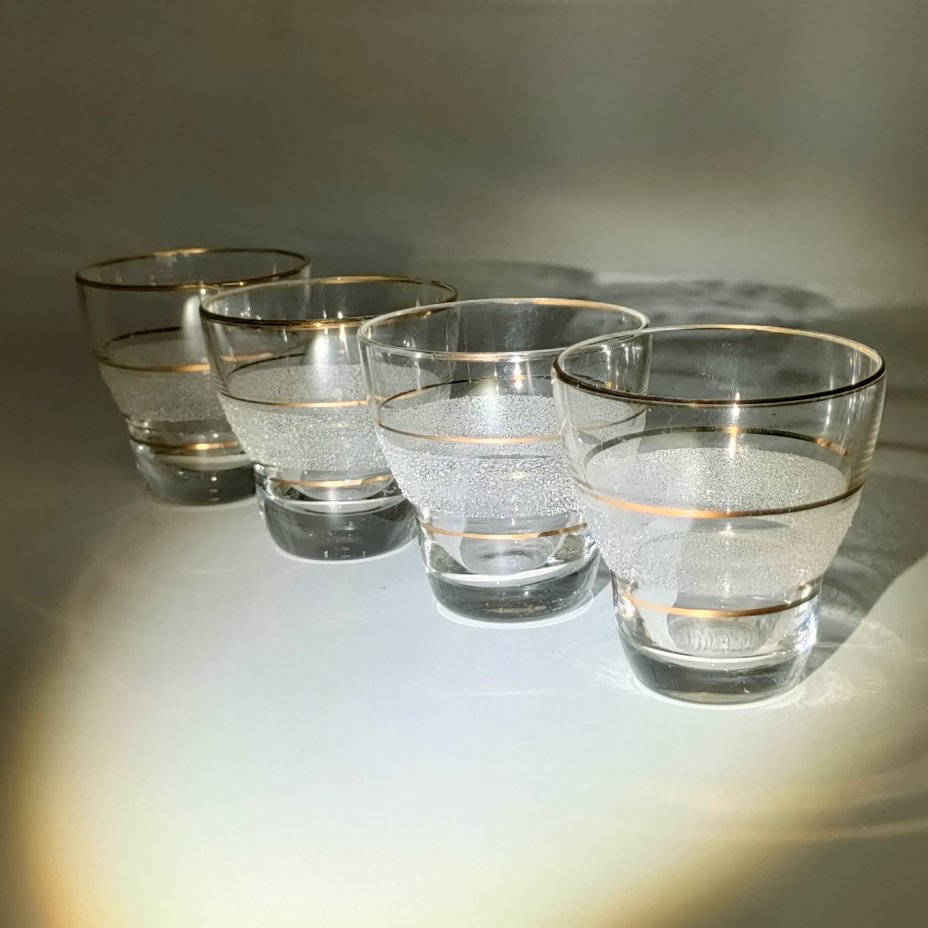 Набор рюмок на 4 персоны, декорированный фактурными элементами