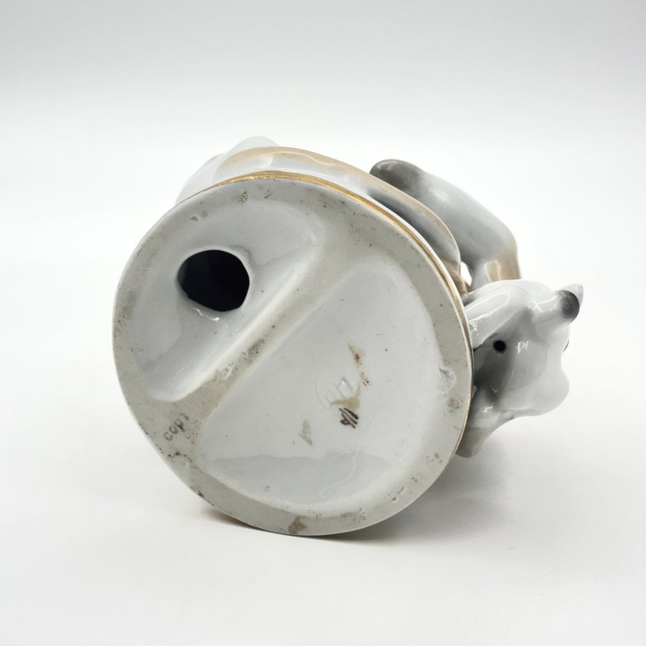 Статуэтка "Заяц во хмелю", скульптор Б.Я. Воробьев, фарфор, роспись, золочение, Ленинградский фарфоровый завод (ЛФЗ), СССР, 1950-1970 гг.