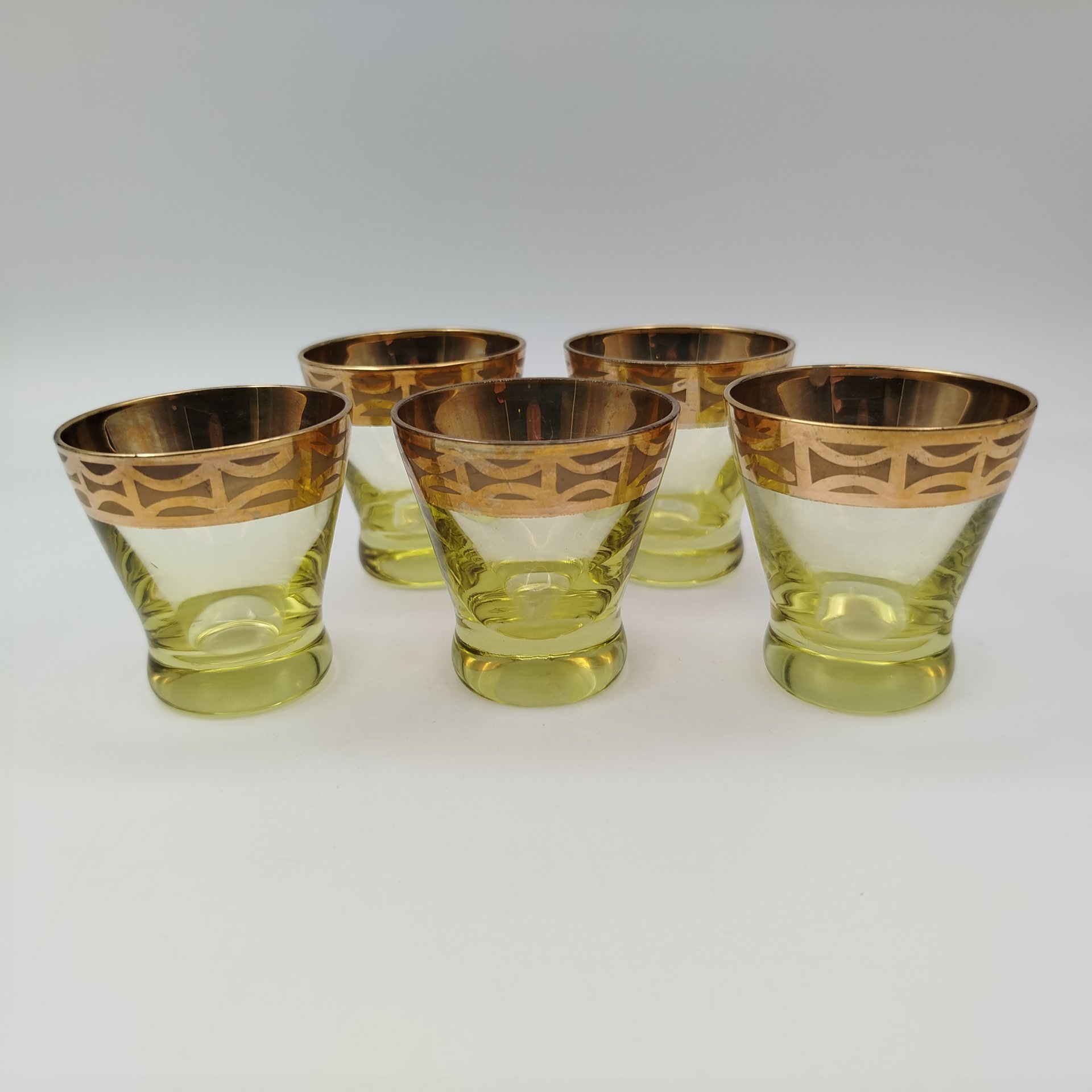 Набор из пяти стопок лимонно-жёлтого оттенка с золотистой каймой, стекло, золочение, СССР, 1970-1990 гг.