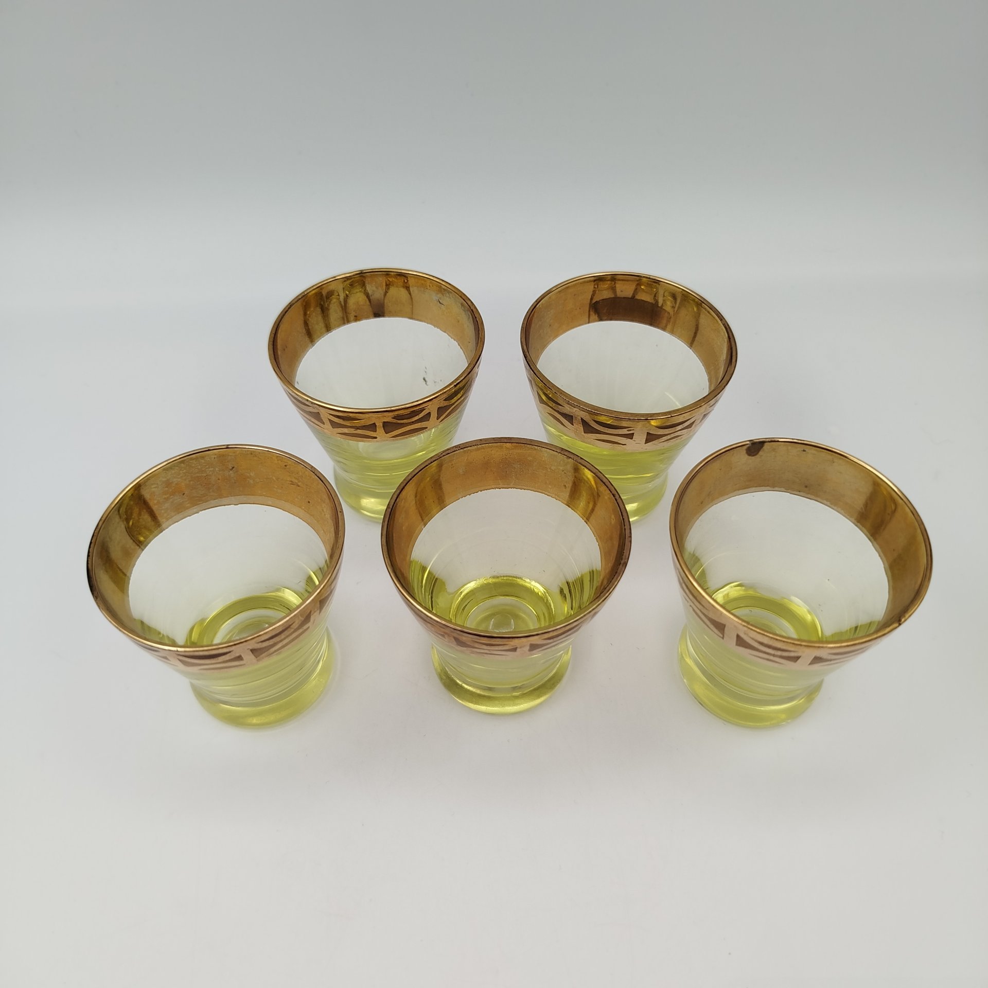 Набор из пяти стопок лимонно-жёлтого оттенка с золотистой каймой, стекло, золочение, СССР, 1970-1990 гг.