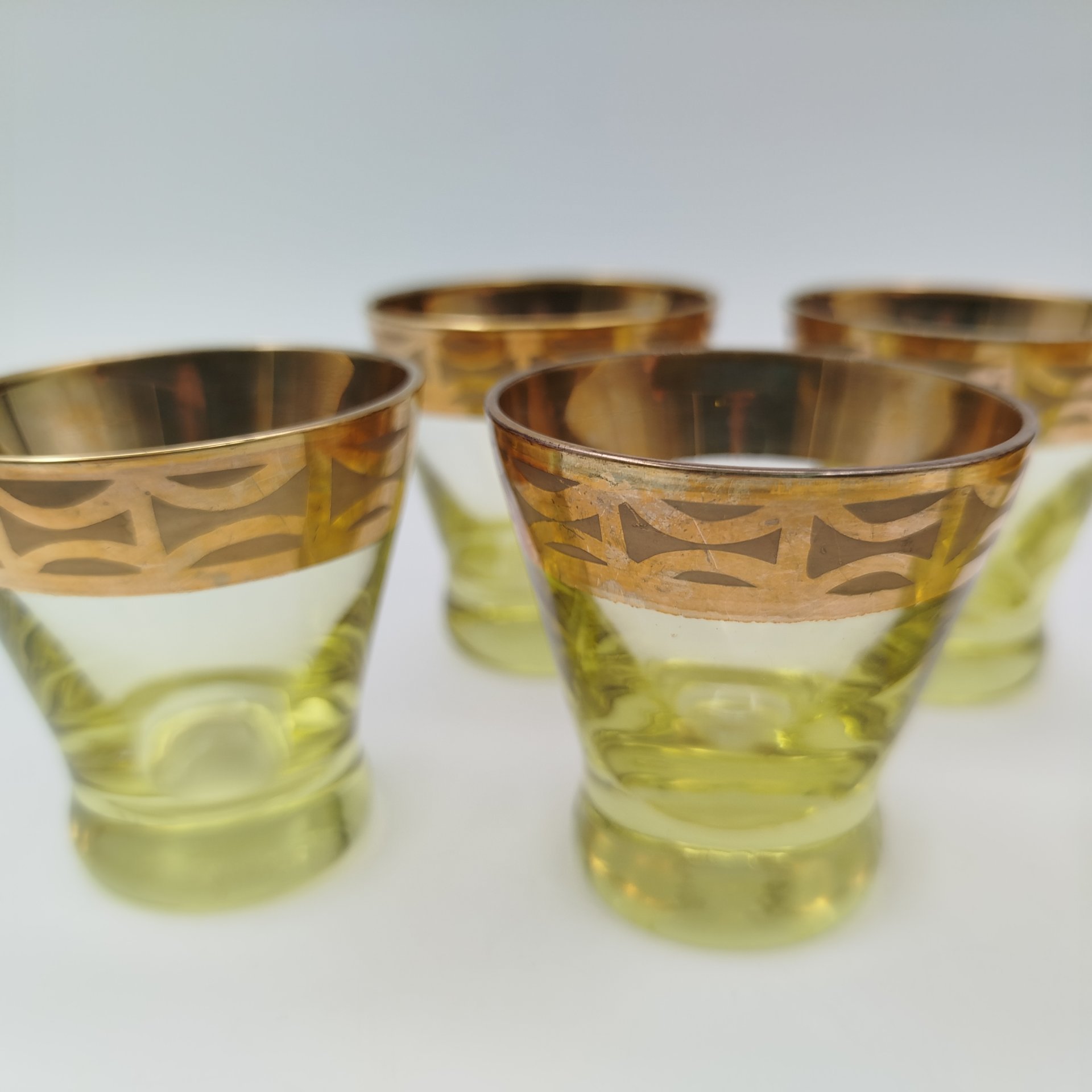Набор из пяти стопок лимонно-жёлтого оттенка с золотистой каймой, стекло, золочение, СССР, 1970-1990 гг.