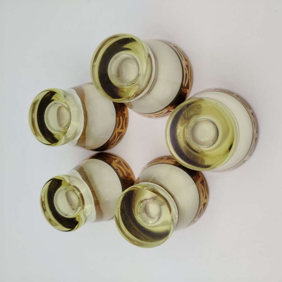 Набор из пяти стопок лимонно-жёлтого оттенка с золотистой каймой