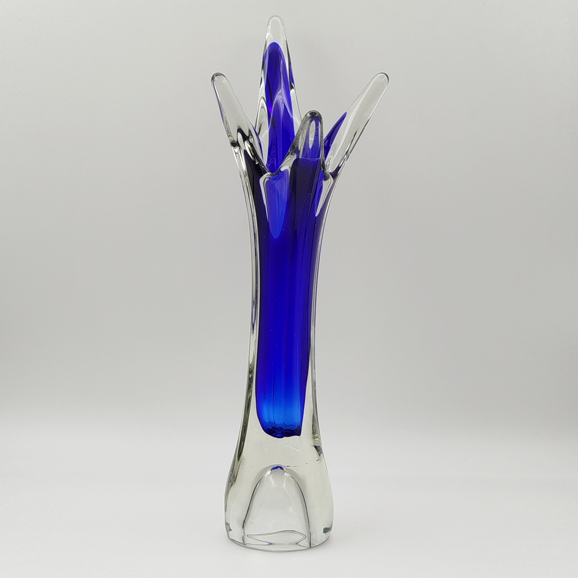 Ваза для цветов оригинальной четырёхконечной формы, Ливанский стекольный завод (Līvānu stikla fabrikа), стекло, двухслойное, СССР, 1960-1980 гг.