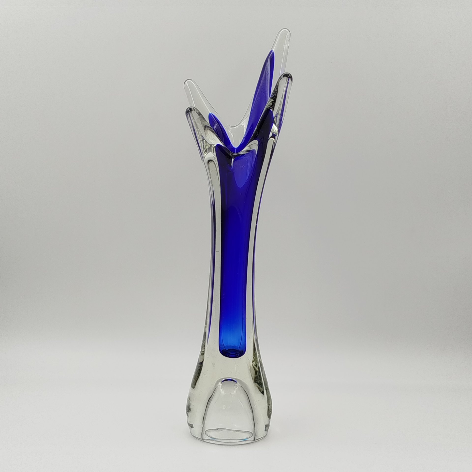 Ваза для цветов оригинальной четырёхконечной формы, Ливанский стекольный завод (Līvānu stikla fabrikа), стекло, двухслойное, СССР, 1960-1980 гг.