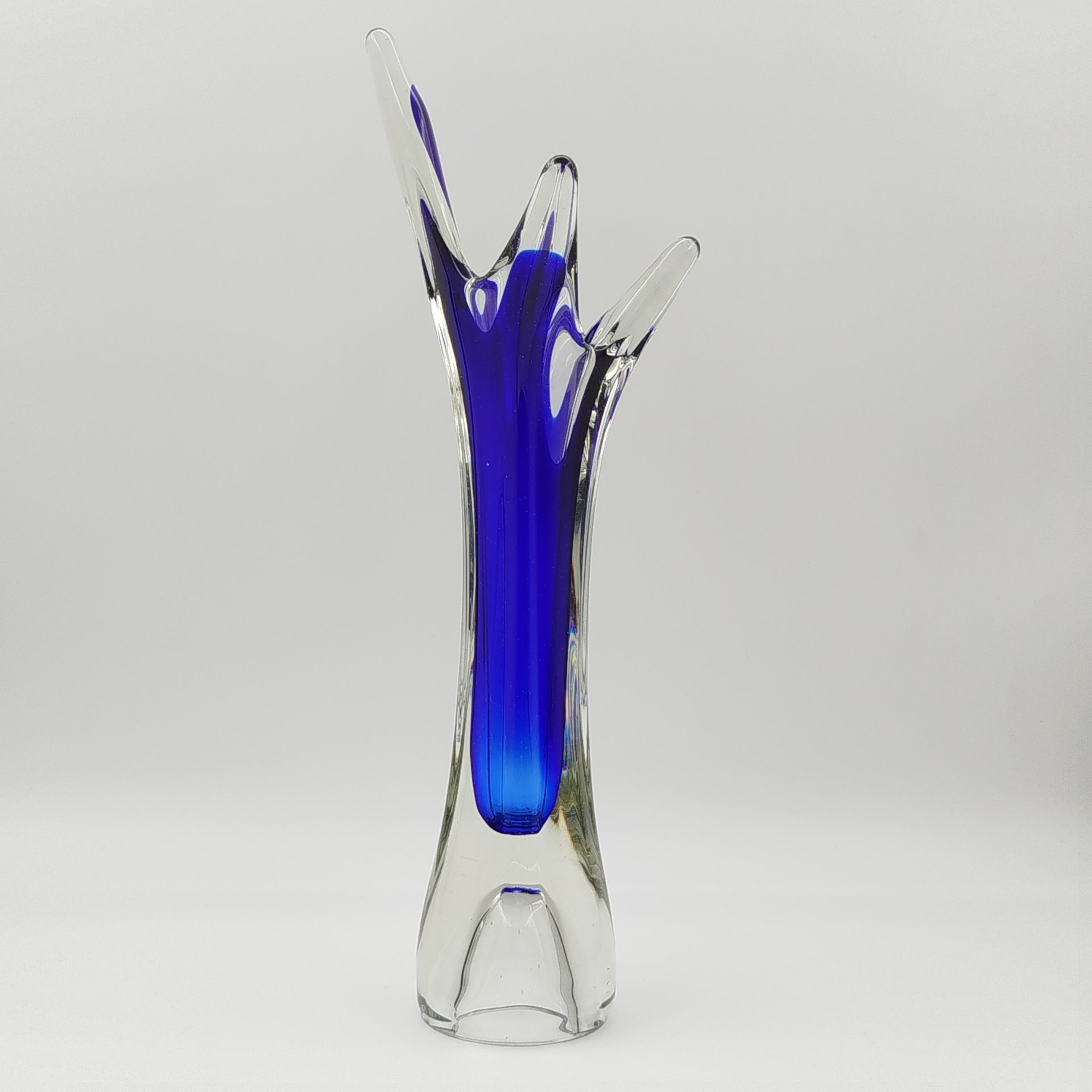 Ваза для цветов оригинальной четырёхконечной формы, Ливанский стекольный завод (Līvānu stikla fabrikа), стекло, двухслойное, СССР, 1960-1980 гг.