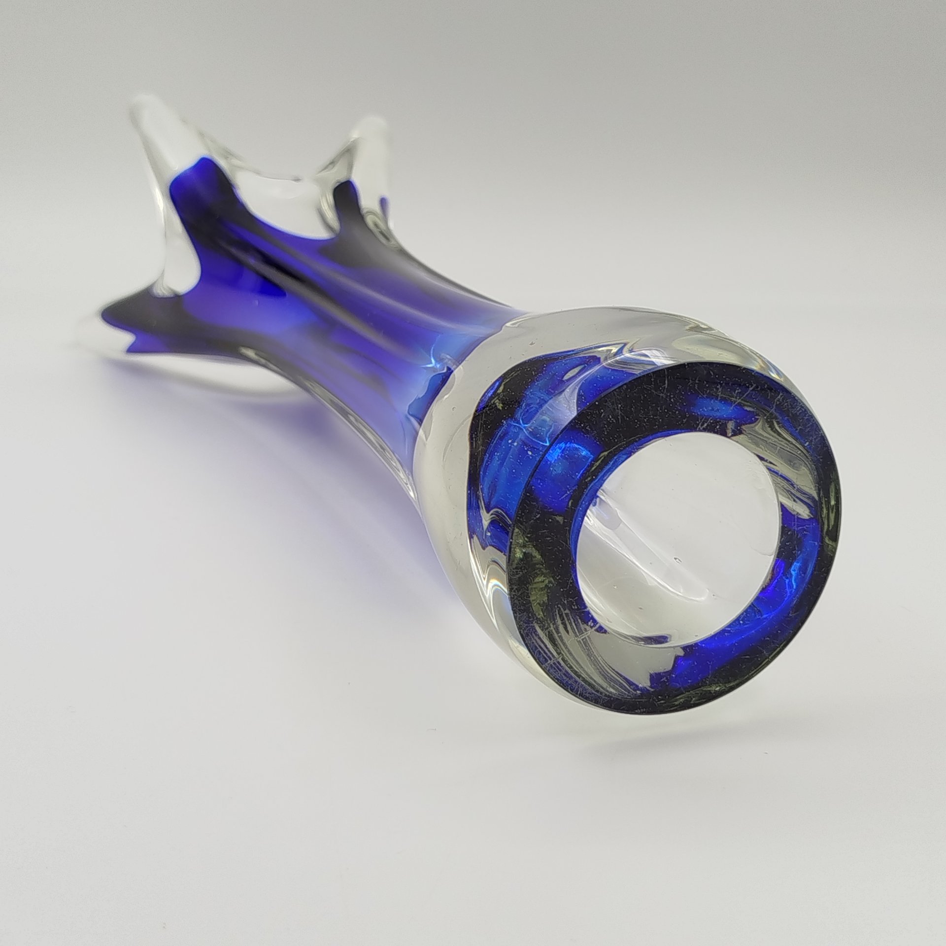 Ваза для цветов оригинальной четырёхконечной формы, Ливанский стекольный завод (Līvānu stikla fabrikа), стекло, двухслойное, СССР, 1960-1980 гг.