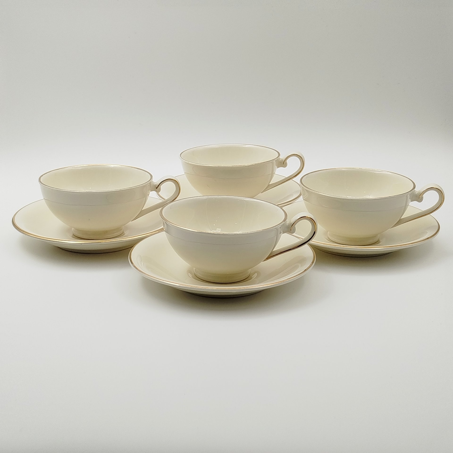 Набор чайных пар цвета слоновой кости на 4 персоны, Mosa Maastrich, фаянс, золочение, Нидерланды, 1960-1980 гг.