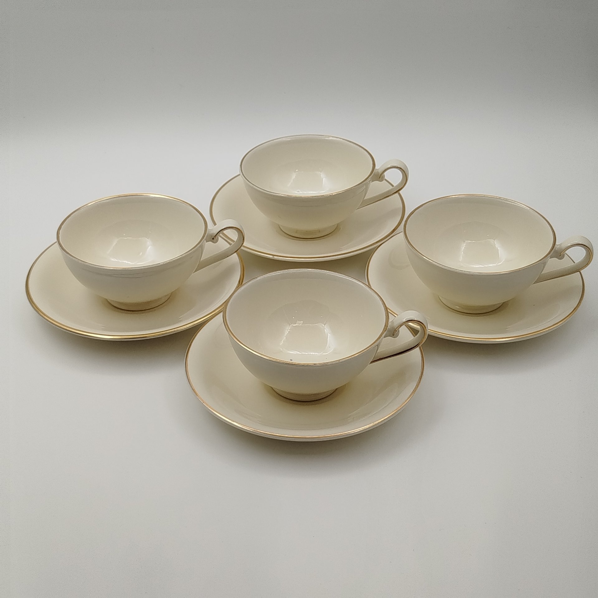 Набор чайных пар цвета слоновой кости на 4 персоны, Mosa Maastrich, фаянс, золочение, Нидерланды, 1960-1980 гг.