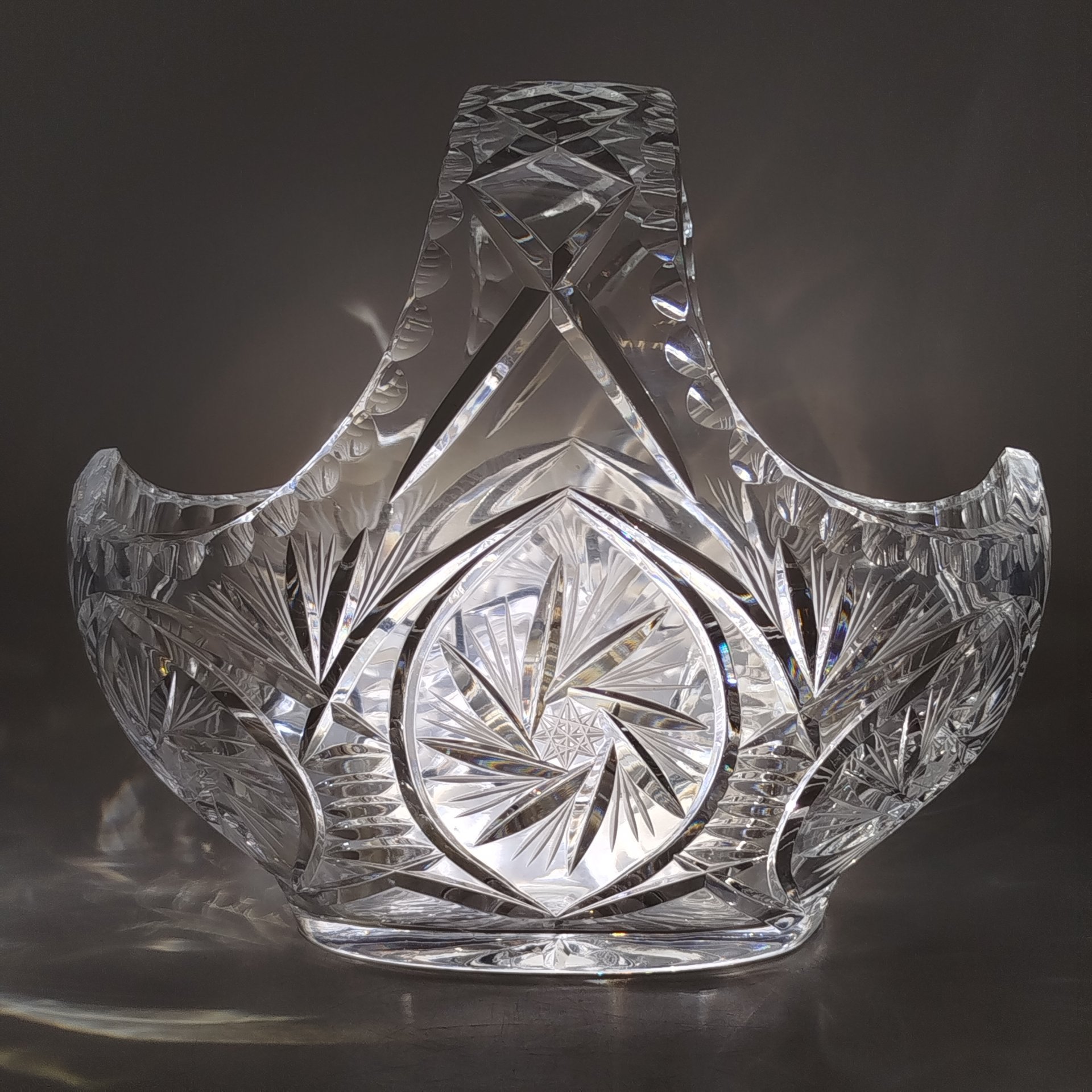 Ваза в форме корзины, украшенная резным декором, хрусталь, алмазная грань, СССР, 1970-1990 гг.