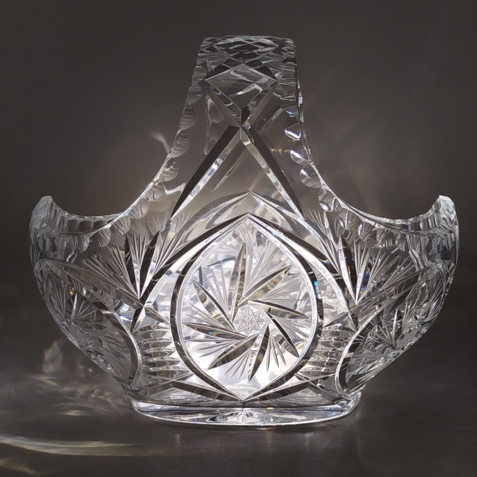 Ваза в форме корзины, украшенная резным декором, хрусталь, алмазная грань, СССР, 1970-1990 гг.
