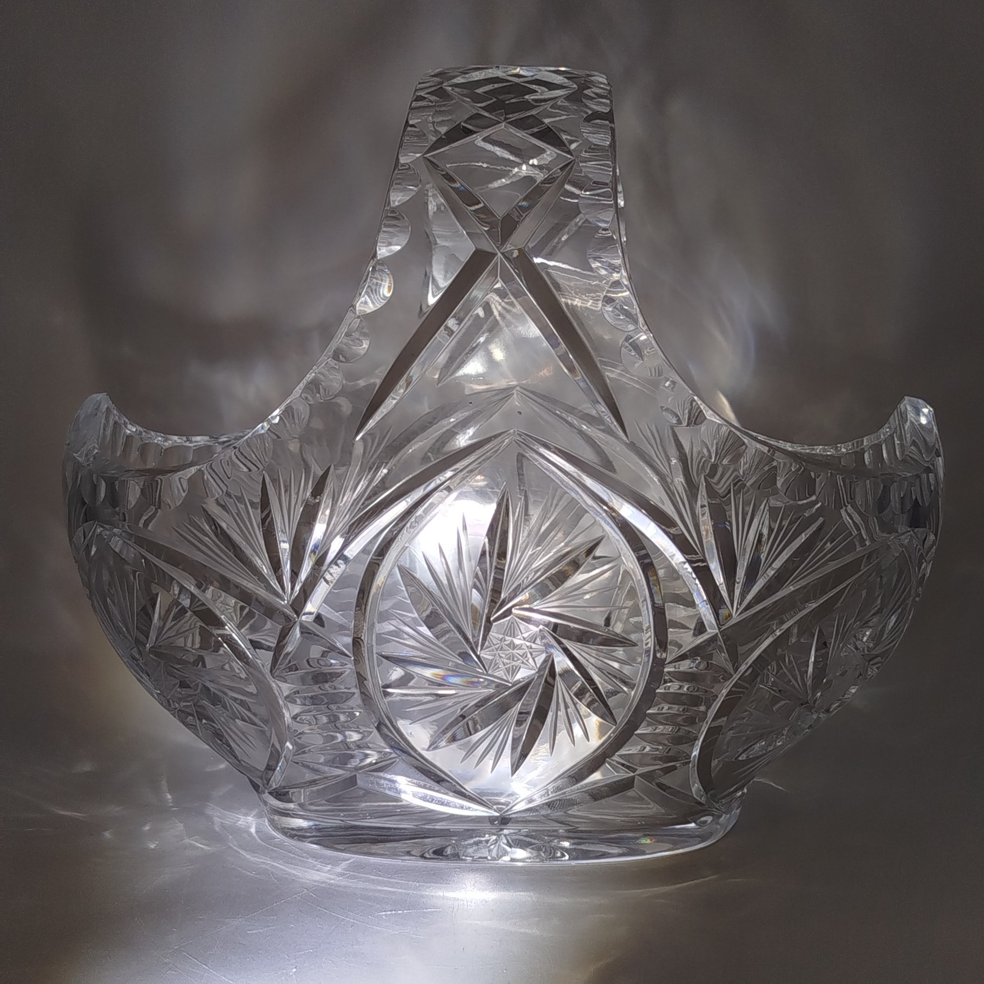 Ваза в форме корзины, украшенная резным декором, хрусталь, алмазная грань, СССР, 1970-1990 гг.