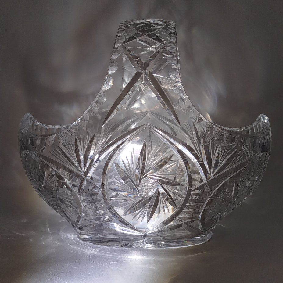 Ваза в форме корзины, украшенная резным декором