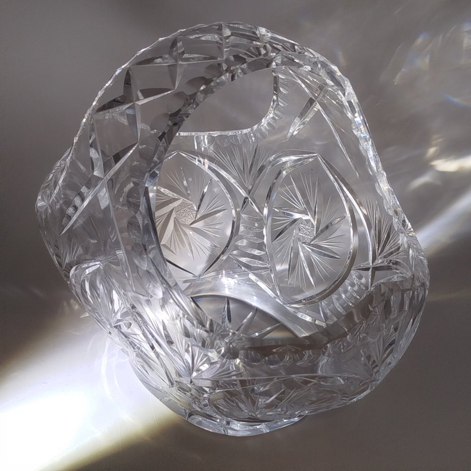 Ваза в форме корзины, украшенная резным декором