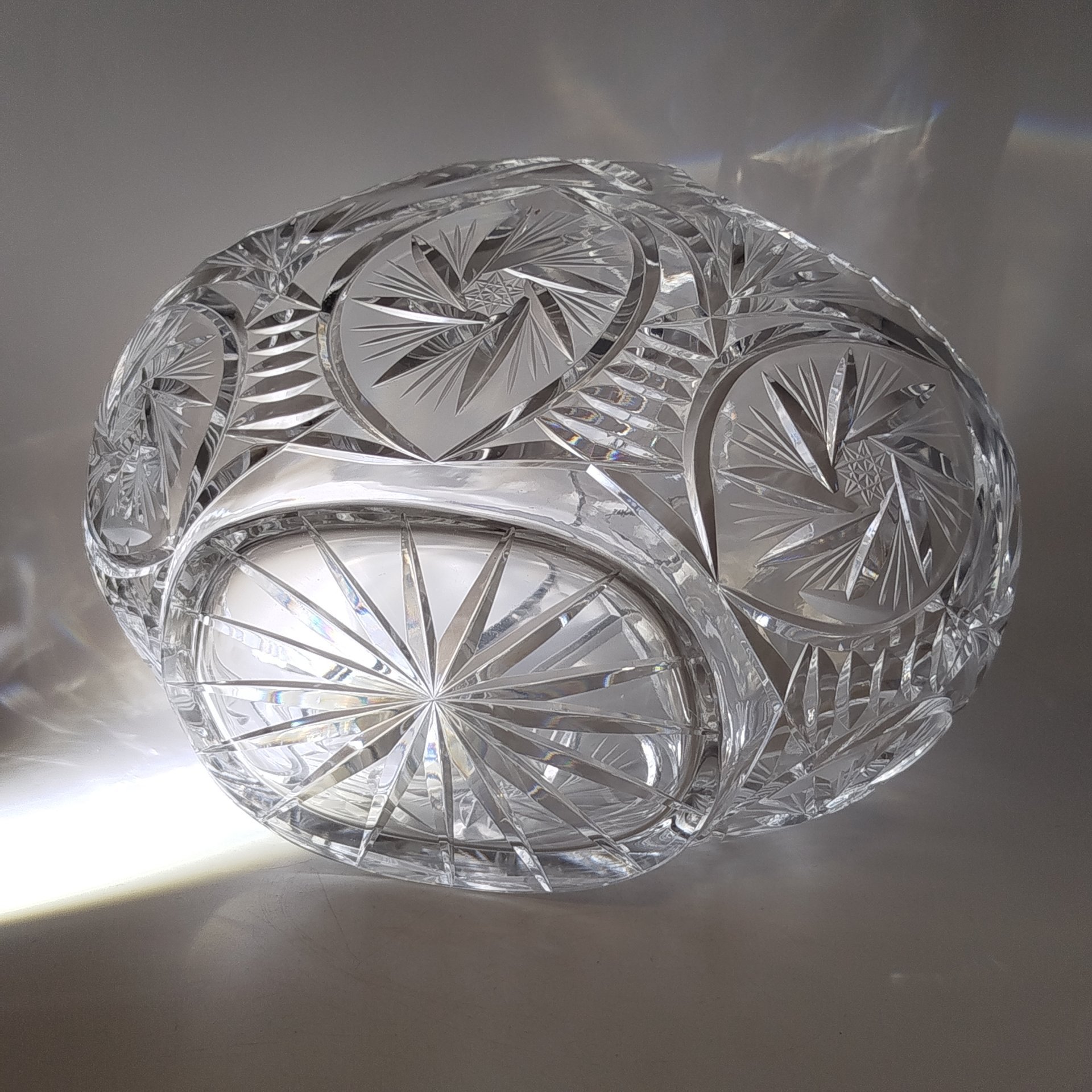 Ваза в форме корзины, украшенная резным декором, хрусталь, алмазная грань, СССР, 1970-1990 гг.