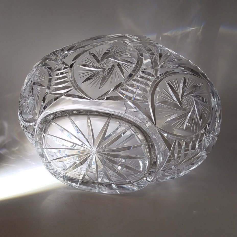 Ваза в форме корзины, украшенная резным декором