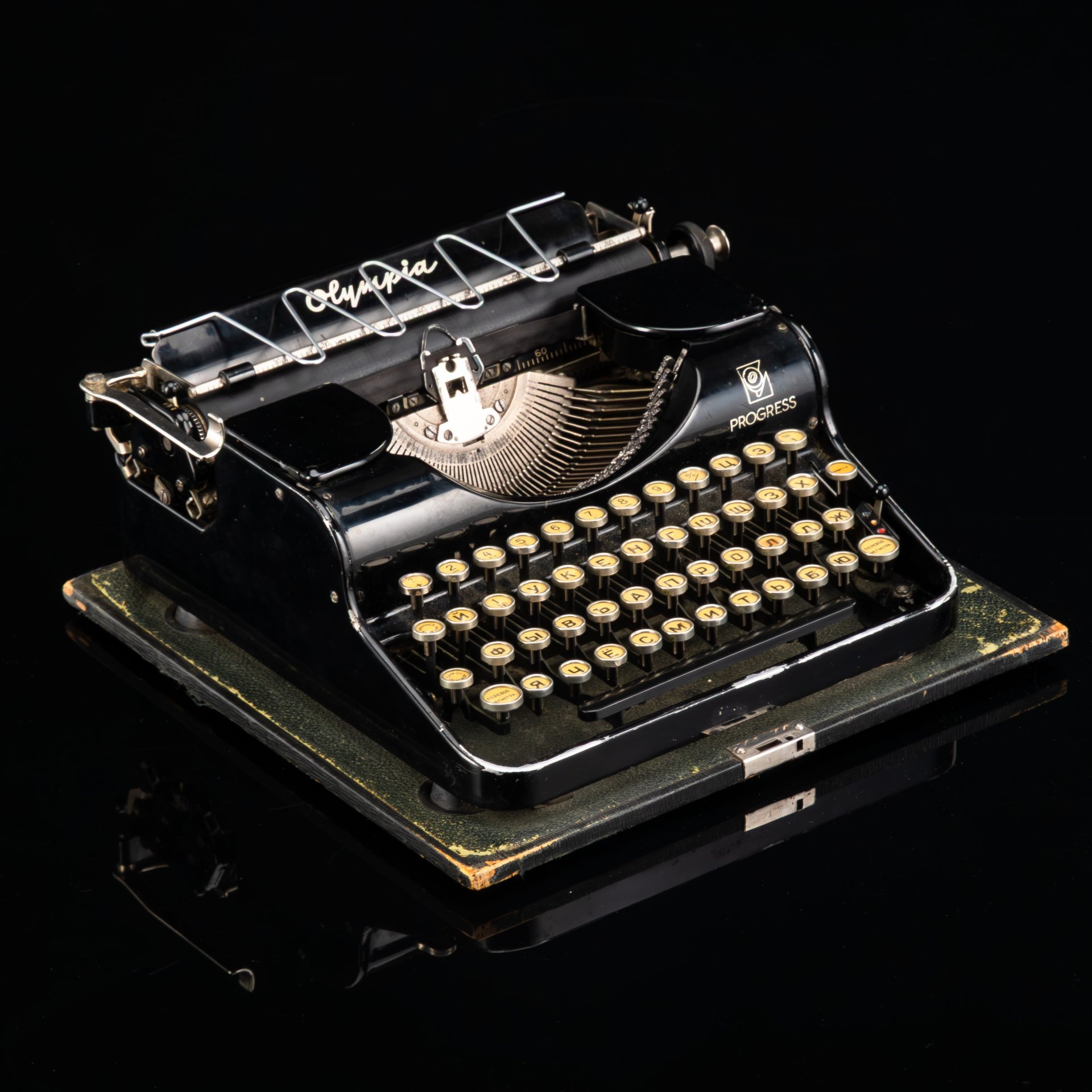 Машинка печатная модели "Progress" в кофре, кириллическая клавиатура, металл, пластик, краска, Olympia Werke, Германия, 1939-1950 гг.