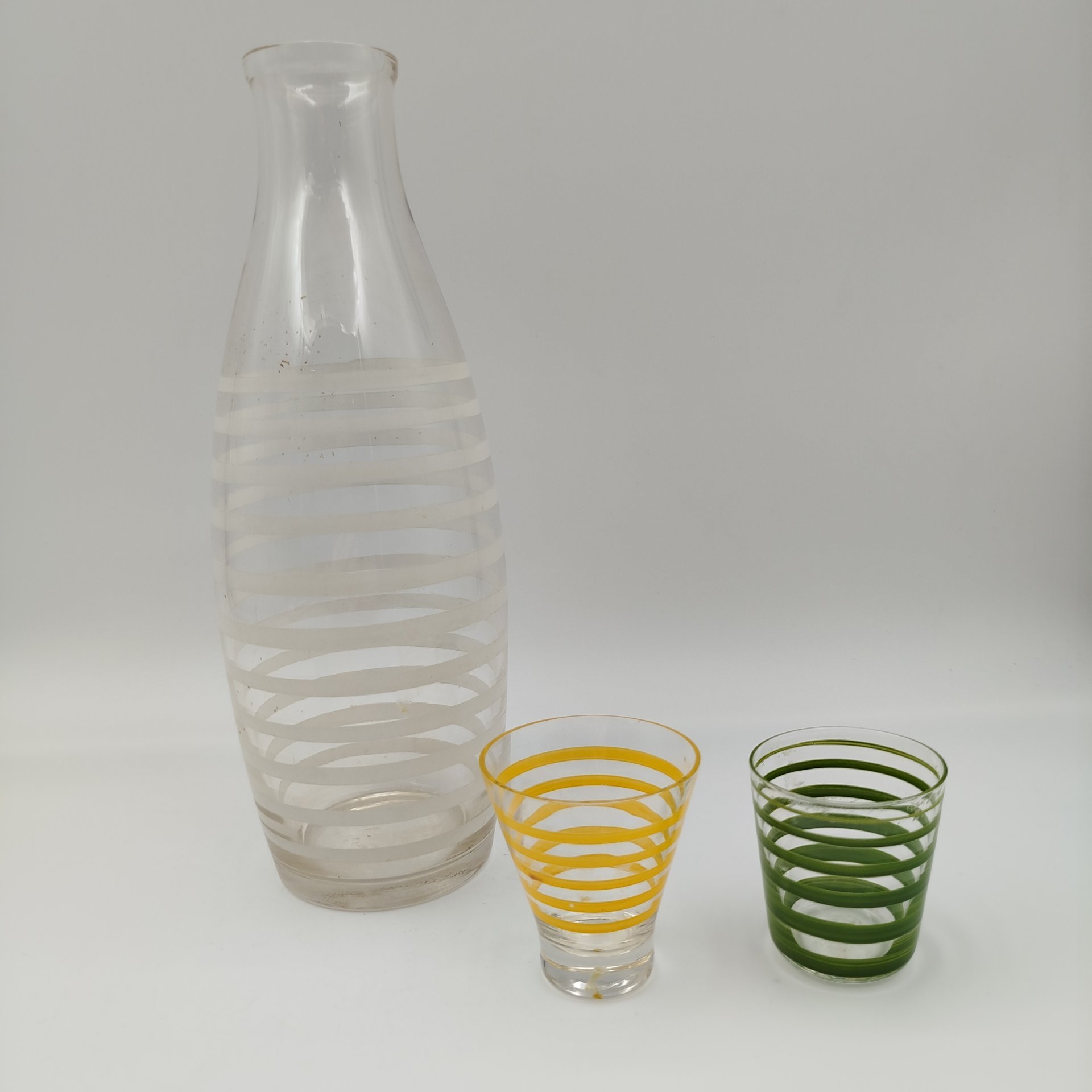 Графин (штоф) и 2 стопки, украшенные линейным орнаментом