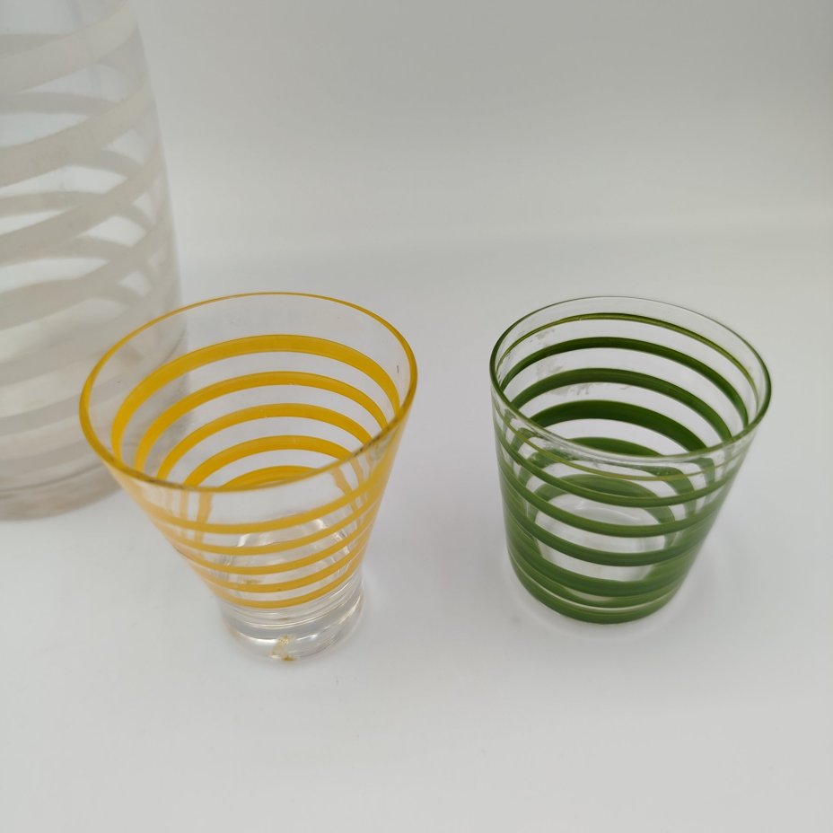 Графин (штоф) и 2 стопки, украшенные линейным орнаментом