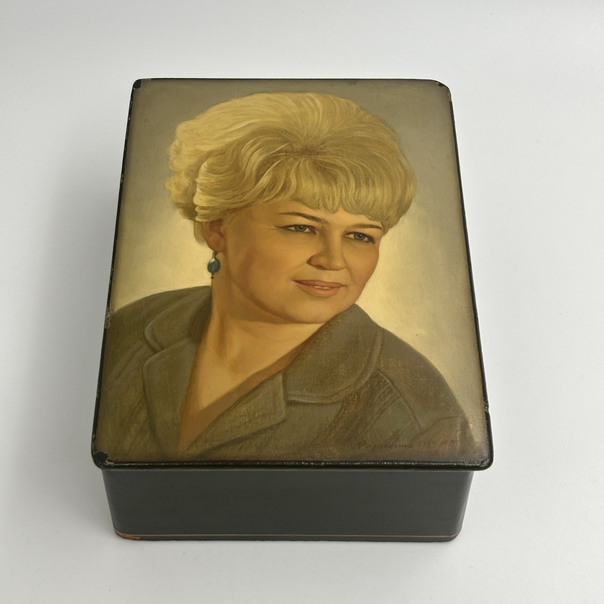 Шкатулка лаковая "Женский портрет", папье-маше, роспись, лак, Федоскинская фабрика миниатюрной живописи (Федоскино), Федоскинская фабрика миниатюрной живописи (Федоскино)