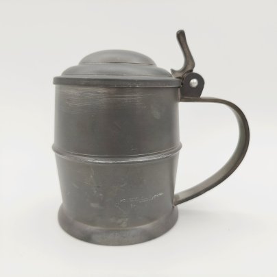 Кружка пивная с крышкой, выполненная из олова