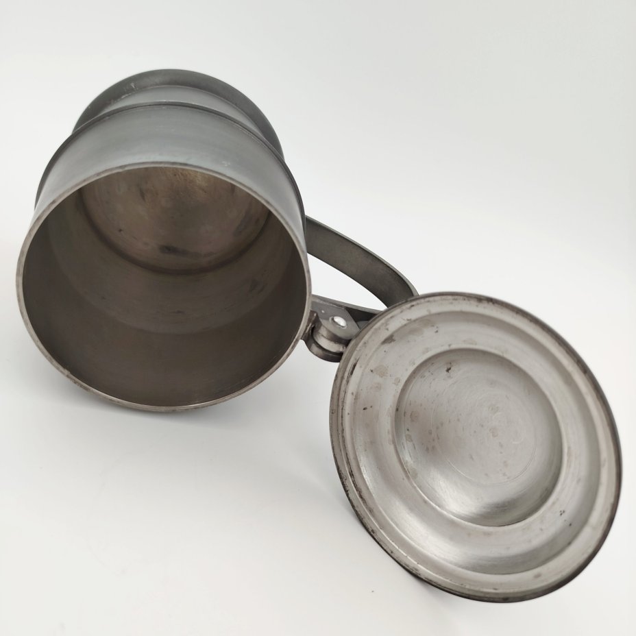 Кружка пивная с крышкой, выполненная из олова