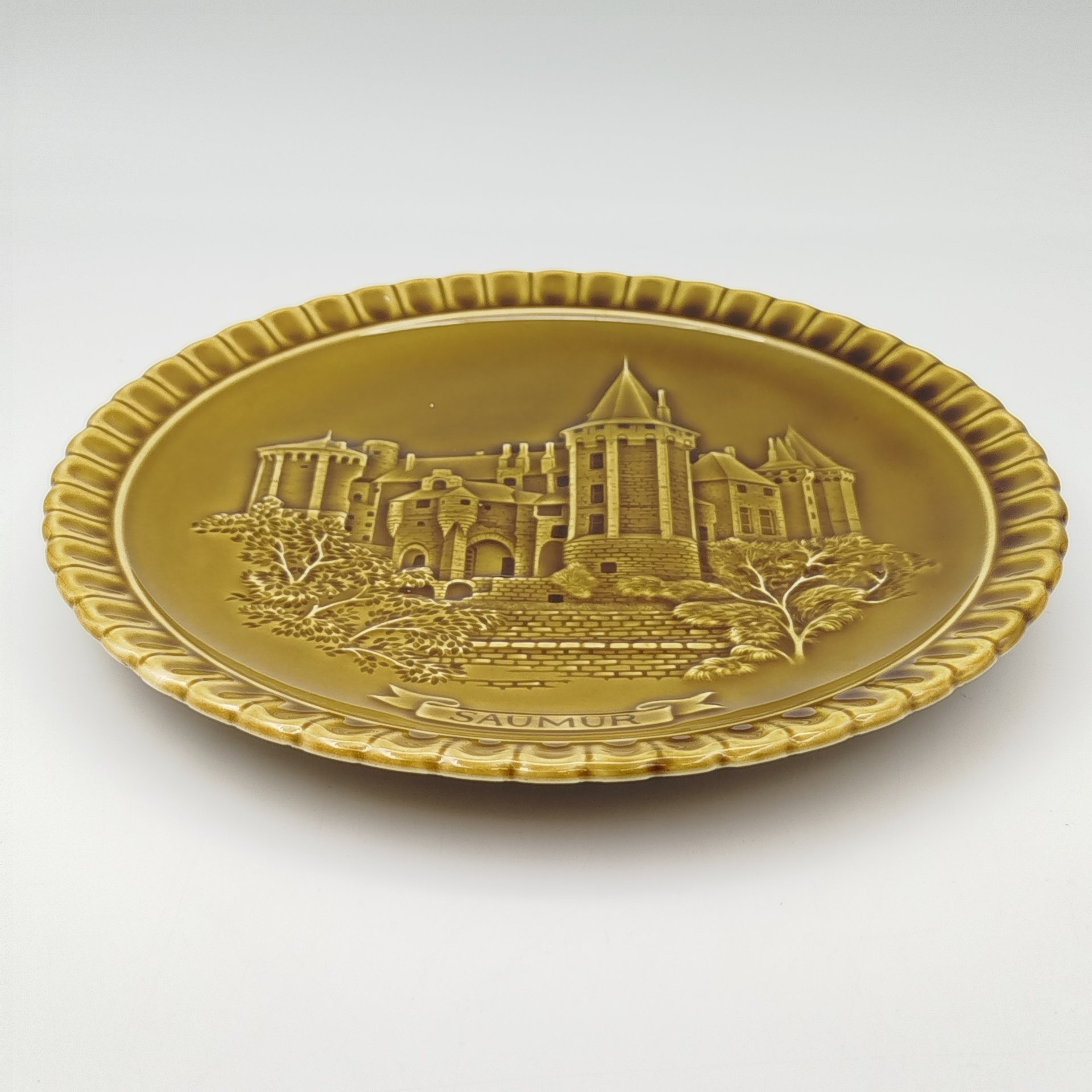 Декоративная тарелка из серии "Замки Франции"  (Saumur), Gien, керамика, глазурь, Франция, 1960-1971 гг.
