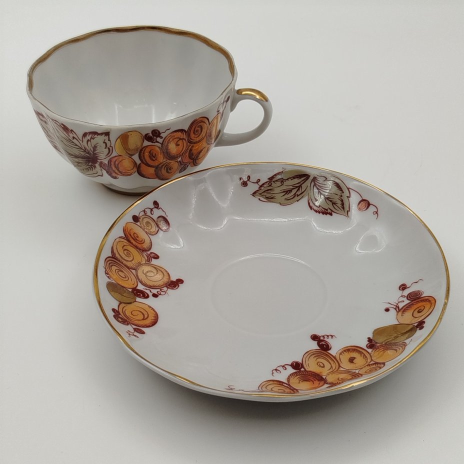 Чайная пара из сервиза "Золотой виноград", форма "Тюльпан", фарфор, деколь, золочение, Ленинградский фарфоровый завод (ЛФЗ), СССР, 1970-1986 гг.
