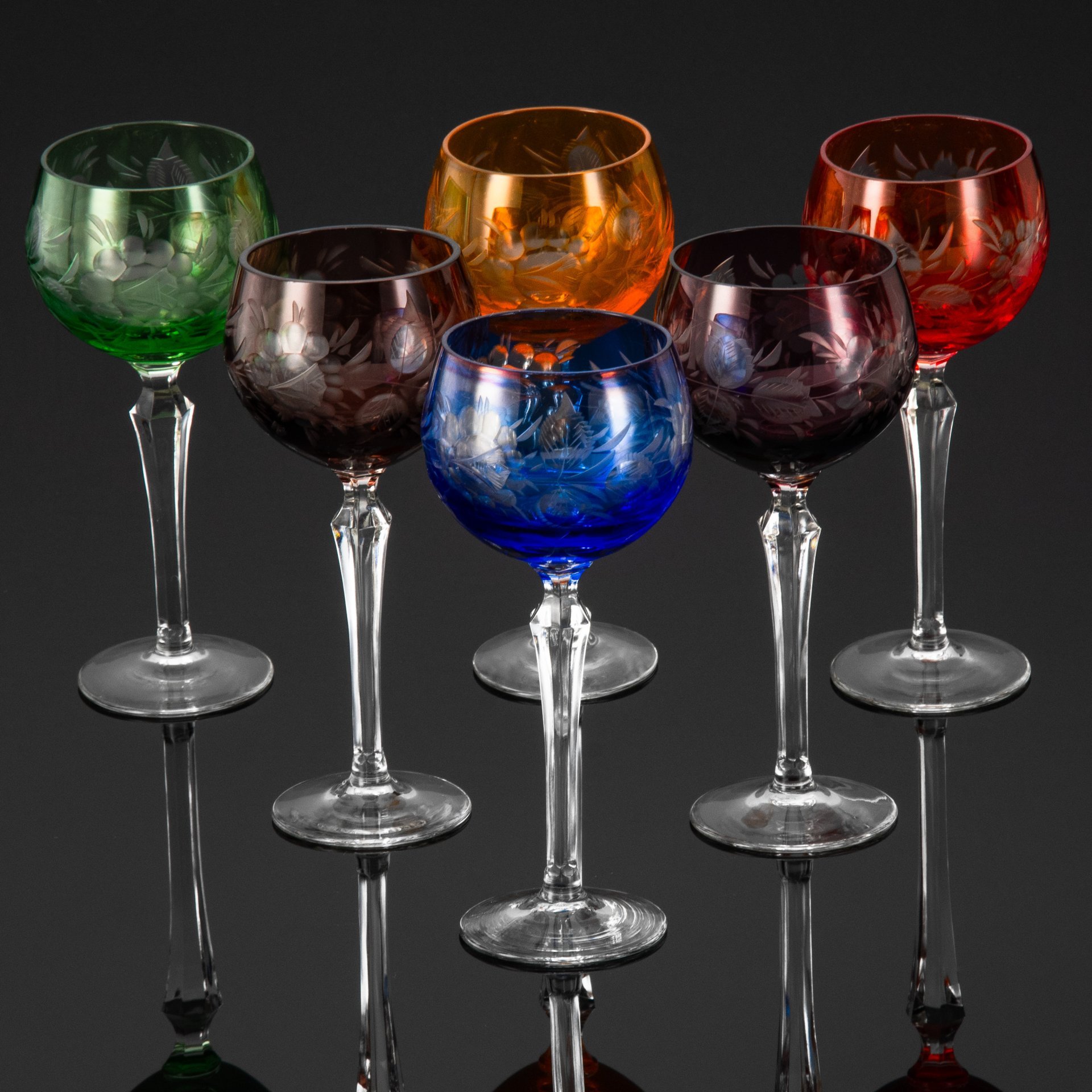 Набор из 6-ти бокалов разного оттенка, украшенных цветочным декором, стекло, нацвет, резьба, Западная Европа, 1950-1970 гг.