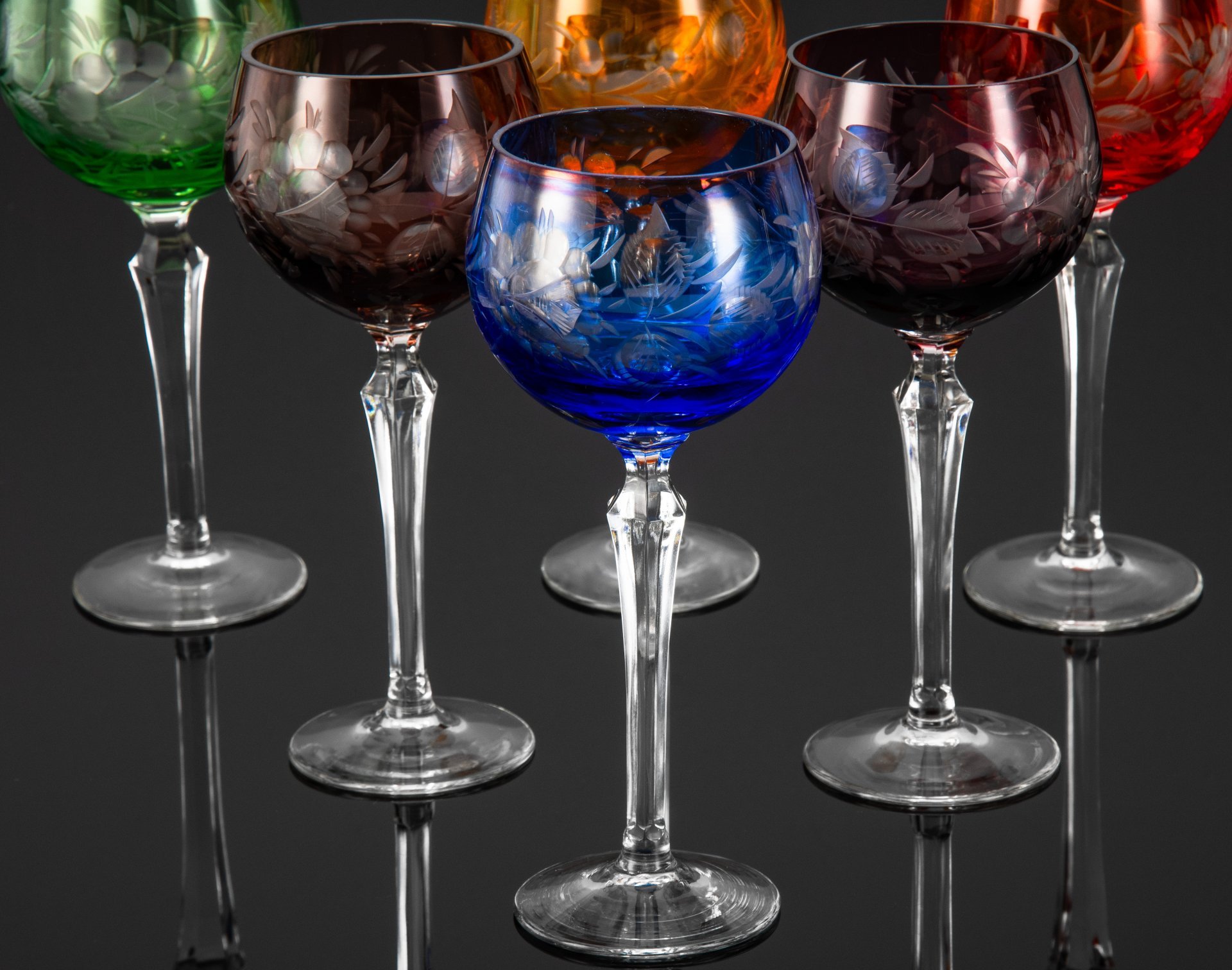 Набор из 6-ти бокалов разного оттенка, украшенных цветочным декором, стекло, нацвет, резьба, Западная Европа, 1950-1970 гг.