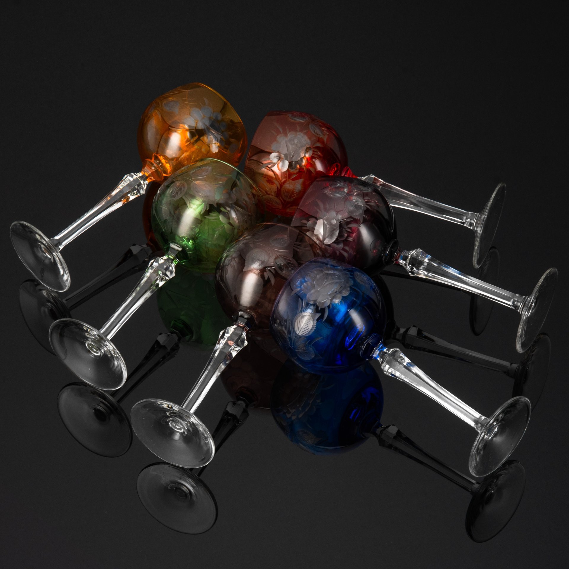 Набор из 6-ти бокалов разного оттенка, украшенных цветочным декором, стекло, нацвет, резьба, Западная Европа, 1950-1970 гг.