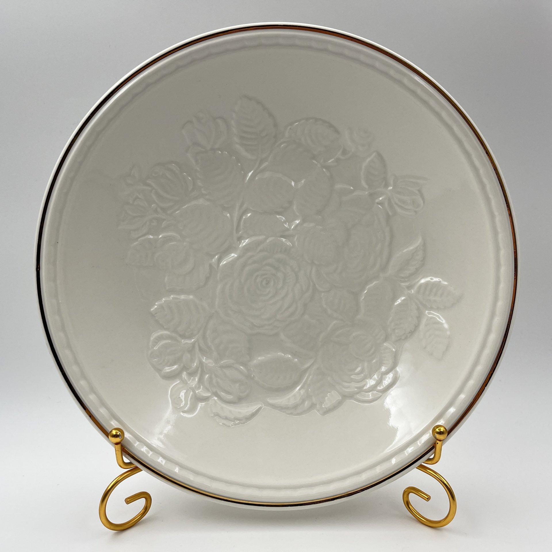 Блюдо "Розы", фаянс, золочение, Конаковский фаянсовый завод им. М.И. Калинина (ЗиК Конаково), СССР, 1962-1991 гг.