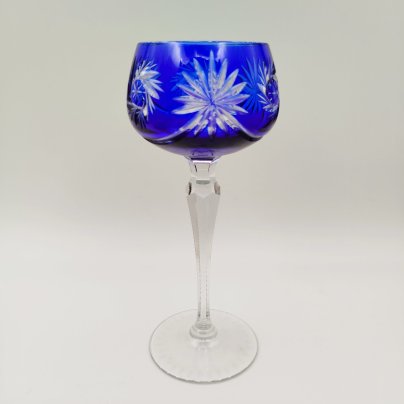 Бокал винный кобальтового цвета с резным декором