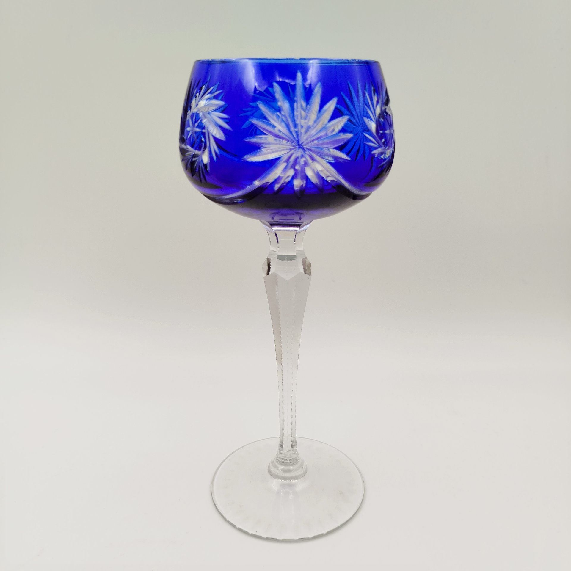Бокал винный кобальтового цвета с резным декором