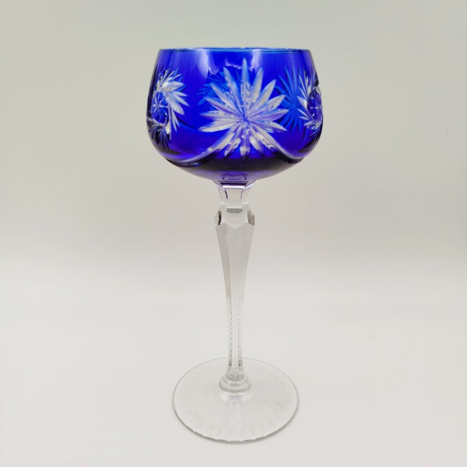 Бокал винный кобальтового цвета с резным декором
