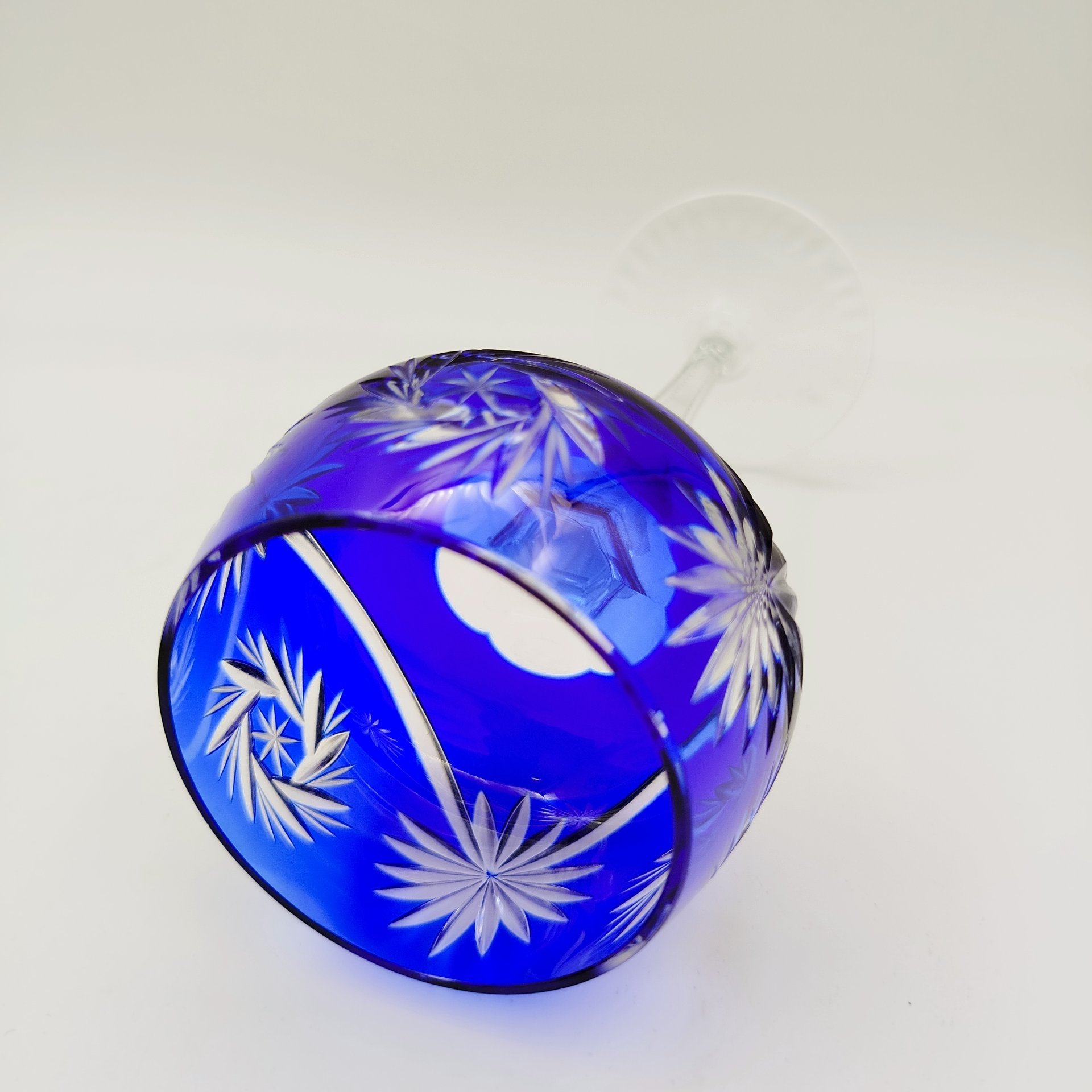 Бокал винный кобальтового цвета с резным декором