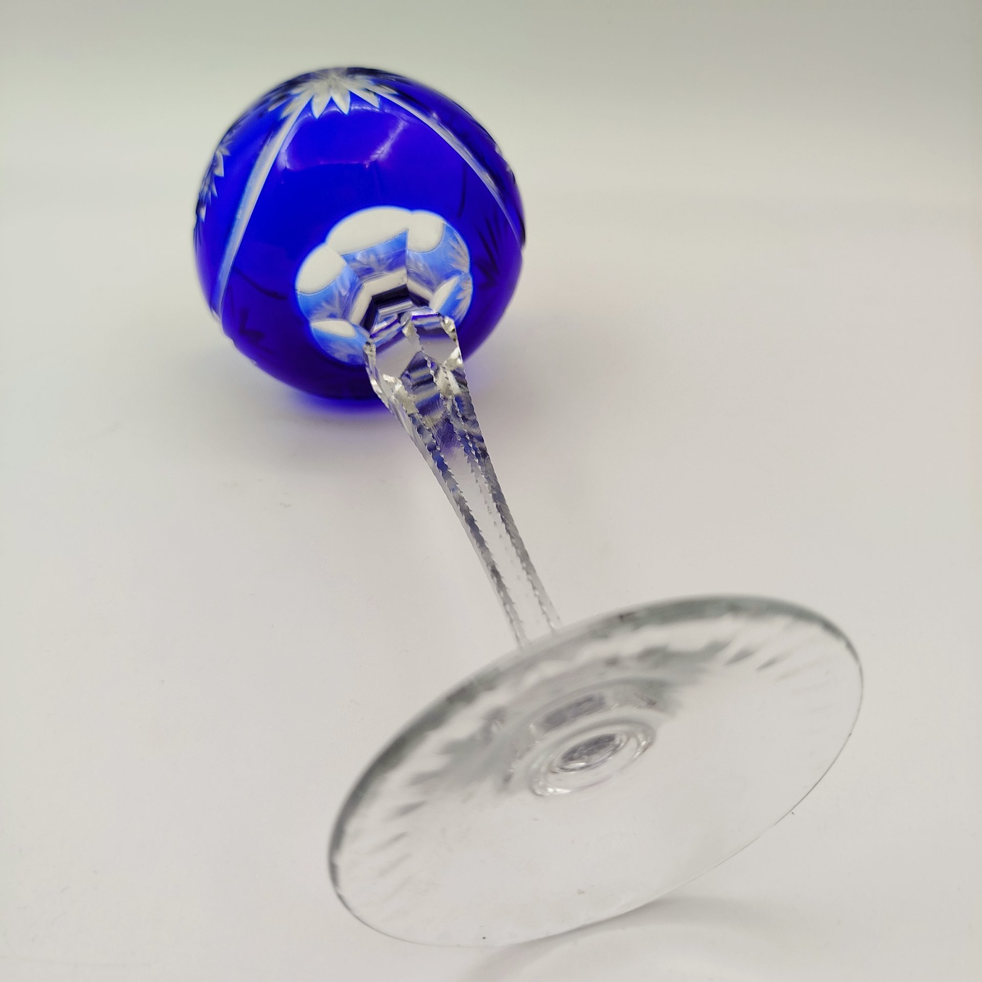 Бокал винный кобальтового цвета с резным декором